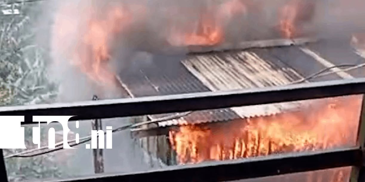 Foto: Voraz incendio reduce a escombros dos viviendas en Matagalpa /TN8