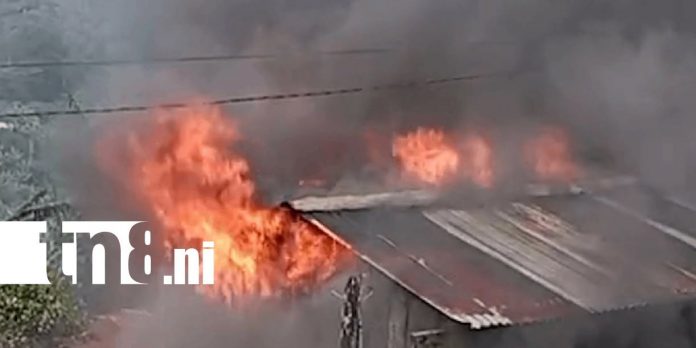 Foto: Voraz incendio reduce a escombros dos viviendas en Matagalpa /TN8