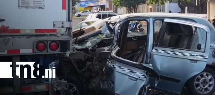 Foto: Accidente en Managua deja a taxista con fracturas y pasajera lesionada/TN8 Foto: Accidente en Managua deja a taxista con fracturas y pasajera lesionada/TN8
