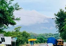 Volcán Telica genera ceniza leve y autoridades mantienen vigilancia en Posoltega Foto: Vigilan actividad del volcán Telica/TN8