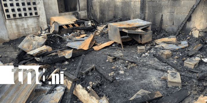 Foto: Dos hermanos sin techo tras voraz incendio en Batahola Norte /TN8 Foto: Dos hermanos sin techo tras voraz incendio en Batahola Norte /TN8