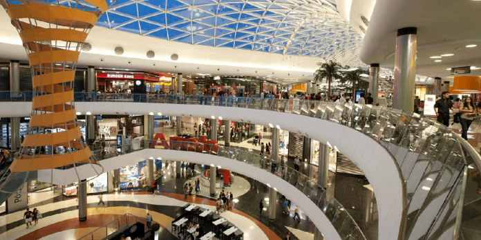 Foto: Escapa tras apuñalar a su pareja en un centro comercial de España /Cortesía