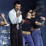 Harry Styles bromea sobre la boda de Taylor Swift durante concierto en Nueva York