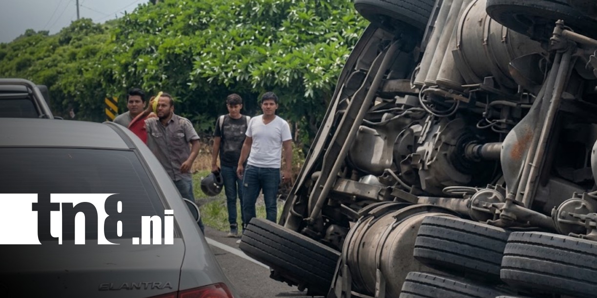 Foto: Vuelco de camión en Carretera Nueva a León / TN8