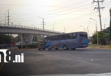 Impactante: Vehículo termina volcado tras colisión con bus en el 7 Sur (VIDEO) Foto: Aparatoso accidente de tránsito en el 7 Sur / TN8