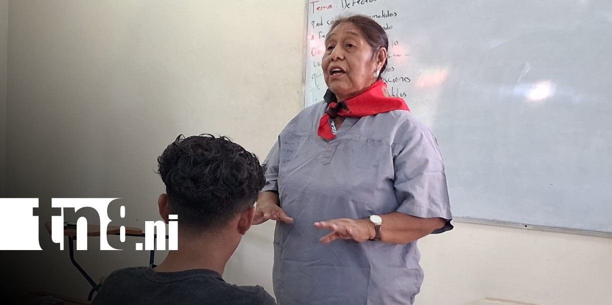 Foto: Doña Reynalda, ejemplo de la Cruzada Nacional de Alfabetización / TN8
