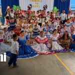 Más de 120 estudiantes participan en pasarela de huipiles en Managua Foto: Festival de huipiles en colegio de Managua / TN8