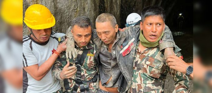 Nepal: hallan con vida a un hombre atrapado durante 10 días bajo tierra