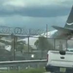 Tensión en Miami: avión de carga se sale de la pista y provoca suspensión de vuelos Foto: Avión de carga de Amazon se estrella en Miami y provoca suspensión de vuelos/Cortesía
