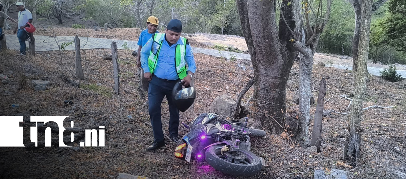 Foto: Dos motociclistas resultan lesionados tras impactar contra valla metálica en Estelí/TN8