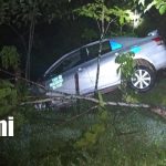 Foto: Taxi queda encima de unos arbustos tras perder el control en carretera de Mulukukú/TN8