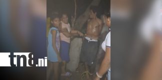 Foto: Madre rompe en llanto al ver a su hijo detenido por pobladores en Chinandega/TN8