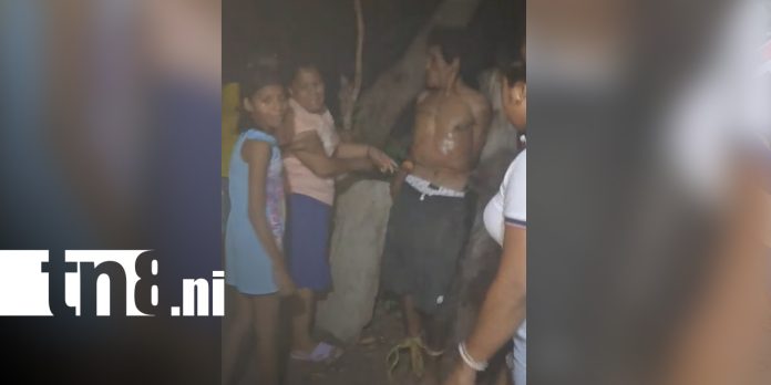 1 Foto: Madre rompe en llanto al ver a su hijo detenido por pobladores en Chinandega/TN8