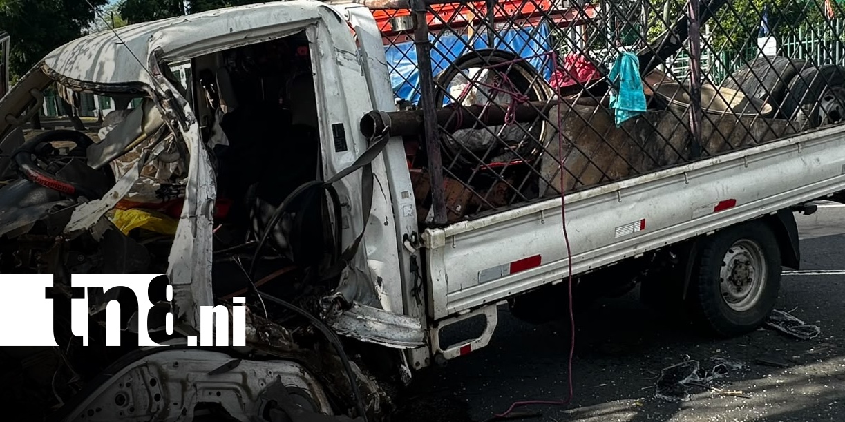 foto: Conductor queda prensado tras impactar contra poste en la Nueva a León/tn8