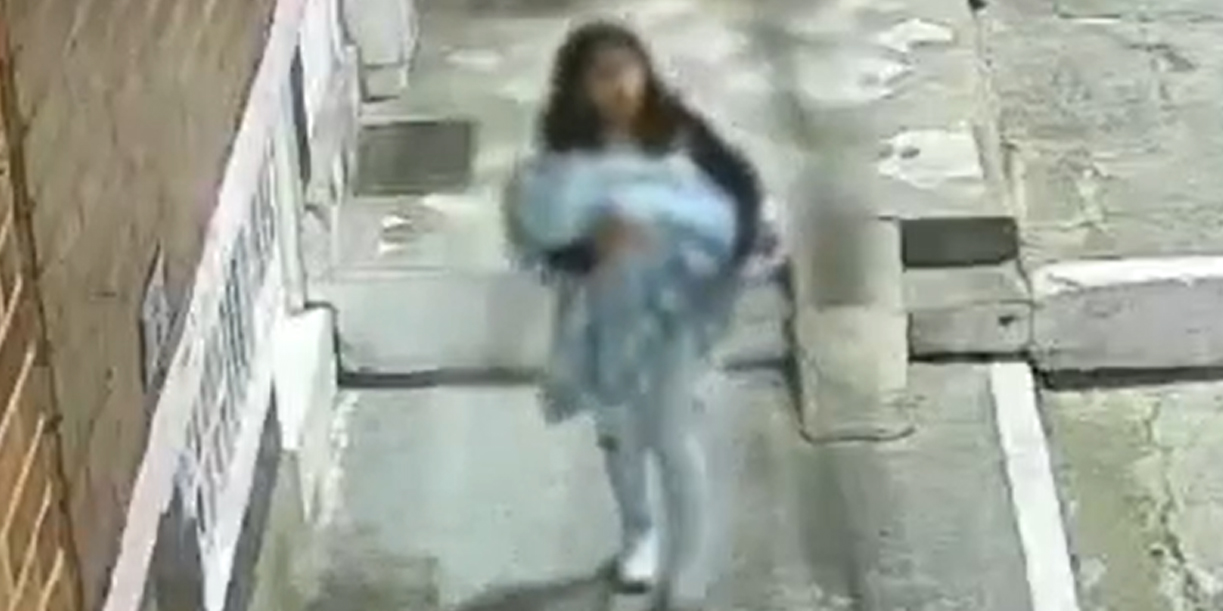 Foto: Captan en video a mujer dejando a su bebé frente a una vivienda en Bogotá/Cortesía