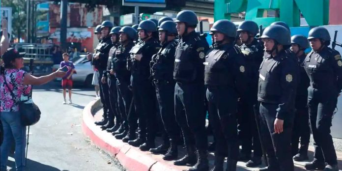 1 Foto: Manifestantes se enfrentan a la Policía durante operativos para despejar rutas en Guatemala / Cortesía