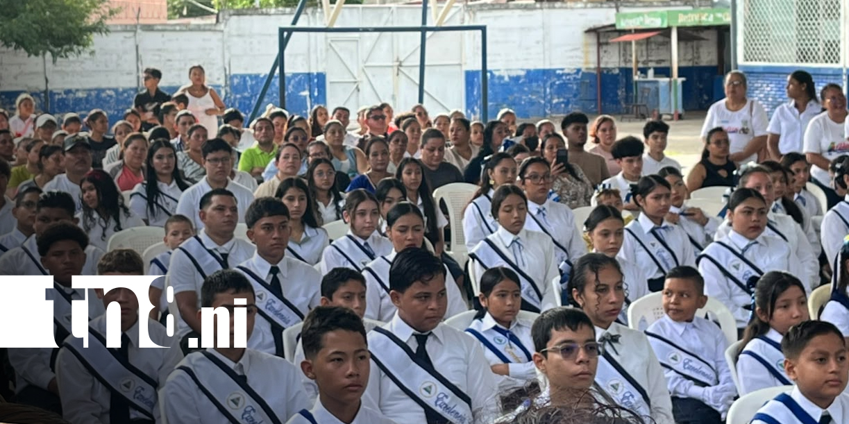 Foto: Colegio 14 de Septiembre celebra con gala los 205 años de la Independencia / TN8