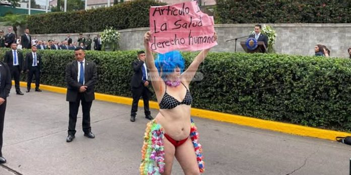Foto: Doctora protesta en actos patrios de Tegucigalpa, Honduras/Cortesía