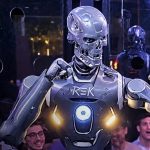 Foto: Un humano entra a una jaula y se enfrenta a un robot humanoide/Cortesái