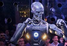 ¿Estamos ante el inicio de una nueva era? Humano y robot se enfrentan Foto: Un humano entra a una jaula y se enfrenta a un robot humanoide/Cortesái