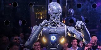 Foto: Un humano entra a una jaula y se enfrenta a un robot humanoide/Cortesái