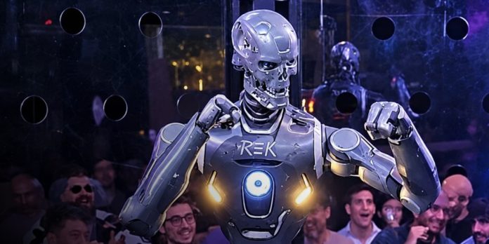 1 Foto: Un humano entra a una jaula y se enfrenta a un robot humanoide/Cortesái
