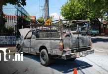 Foto:Camioneta se queda sin frenos, se incendia y termina contra el muro de una vivienda/TN8