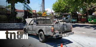 Foto:Camioneta se queda sin frenos, se incendia y termina contra el muro de una vivienda/TN8