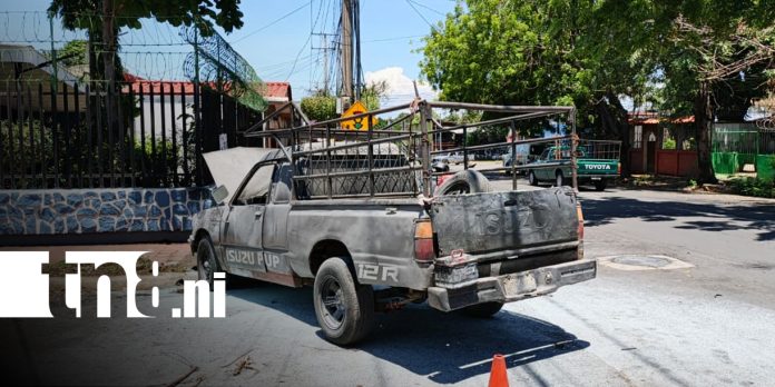 1 Foto:Camioneta se queda sin frenos, se incendia y termina contra el muro de una vivienda/TN8