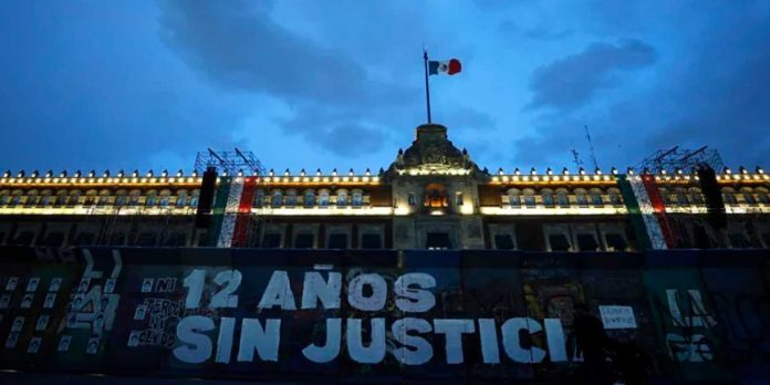 1 Foto:Familias de los 43 exigen verdad y justicia durante marcha en Ciudad de México/Cortesía