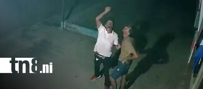 1 Foto: Captados por cámaras: “roba bujías” hacen de las suyas en barrios de Rivas / TN8
