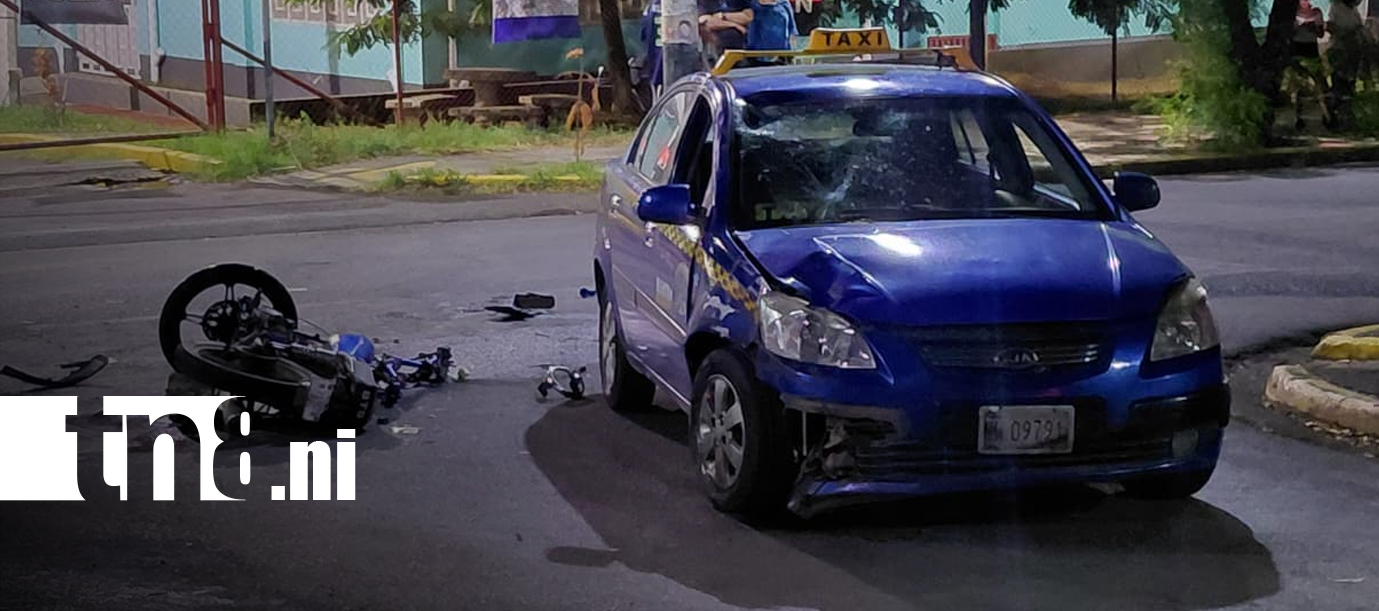 Foto: Fuerte accidente entre taxi y motocicleta deja un lesionado en Managua/TN8