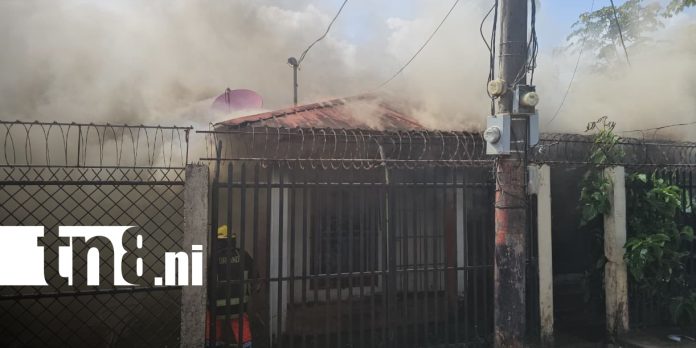 Foto: Bomberos Unidos controla incendio en una vivienda de Bilwi/TN8 Foto: Bomberos Unidos controla incendio en una vivienda de Bilwi/TN8