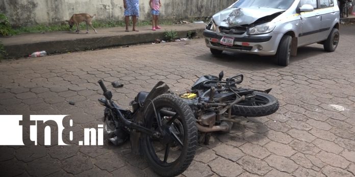 Foto: Colisión entre motocicleta y taxi deja daños materiales en Bilwi/TN8 Foto: Colisión entre motocicleta y taxi deja daños materiales en Bilwi/TN8