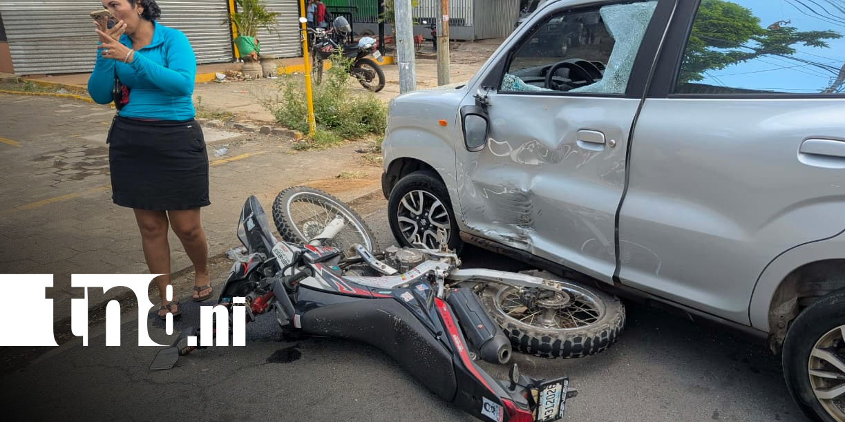 Foto: Motociclista y su esposa resultan lesionados tras fuerte accidente en Managua/TN8