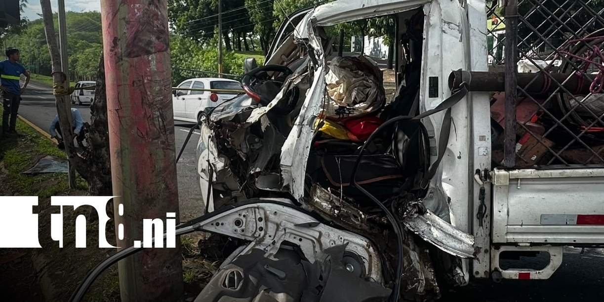 foto: Conductor queda prensado tras impactar contra poste en la Nueva a León/tn8
