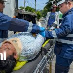 Motorizados por poco terminan bajo las llantas de una rastra Foto: Dos motorizados se salvan de quedar bajo una rastra en Managua/TN8