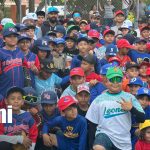 Pequeños peloteros afianzan técnicas para brillar en el deporte rey infantil en Nicaragua Foto: Luis Allen comparte técnicas con peloteros infantiles de Managua/TN8