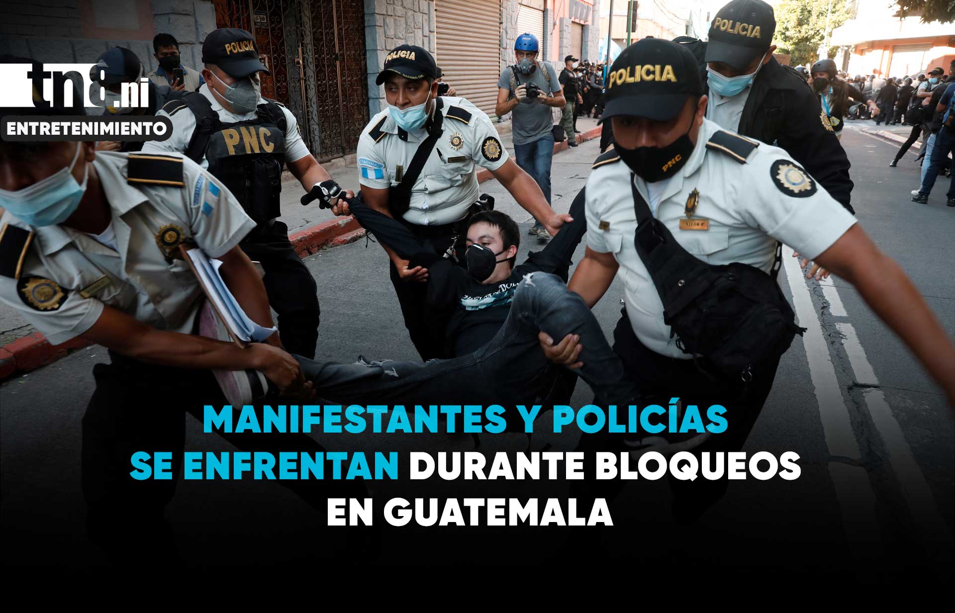 Foto: Manifestantes se enfrentan a la Policía durante operativos para despejar rutas en Guatemala / Cortesía