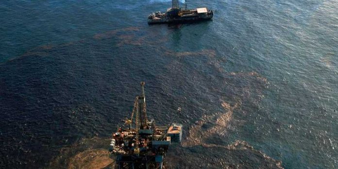 2 Foto: Derrame de crudo en el Golfo de México activa operativo naval de emergencia / Cortesía