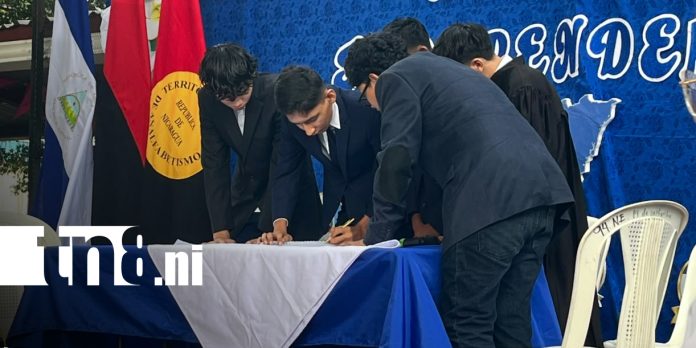 2 Foto: Colegio 14 de Septiembre celebra con gala los 205 años de la Independencia / TN8