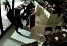 Foto: Ladrón encapuchado roba caja registradora en cafetería/Cortesía