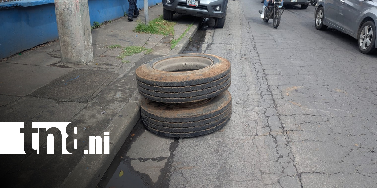 Foto: Camión pierde una llanta y esta impacta a motociclista frente a Enabas/TN8