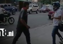 Una invasión de carril terminó en una pelea a golpes entre motociclistas en Managua Foto:Dos motociclistas se van a los golpes tras incidente vial en Ciudad Jardín, Managua/TN8