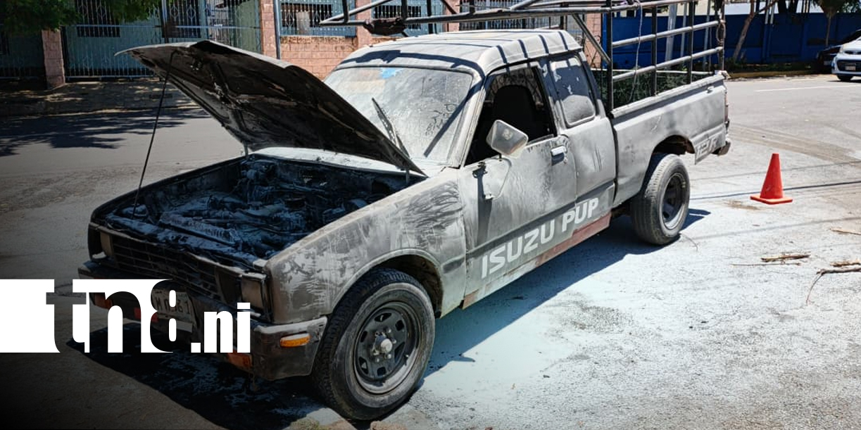 Foto:Camioneta se queda sin frenos, se incendia y termina contra el muro de una vivienda/TN8