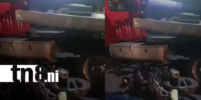 Foto: Fuerte impacto: Motociclista choca contra una grúa en Xiloá/TN8 Foto: Fuerte impacto: Motociclista choca contra una grúa en Xiloá/TN8