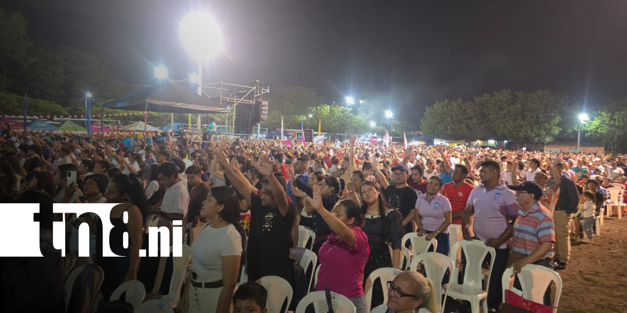 Foto: Fe, unidad y oración reúnen a familias nicaragüenses en la Plaza La Biblia, Managua/TN8
