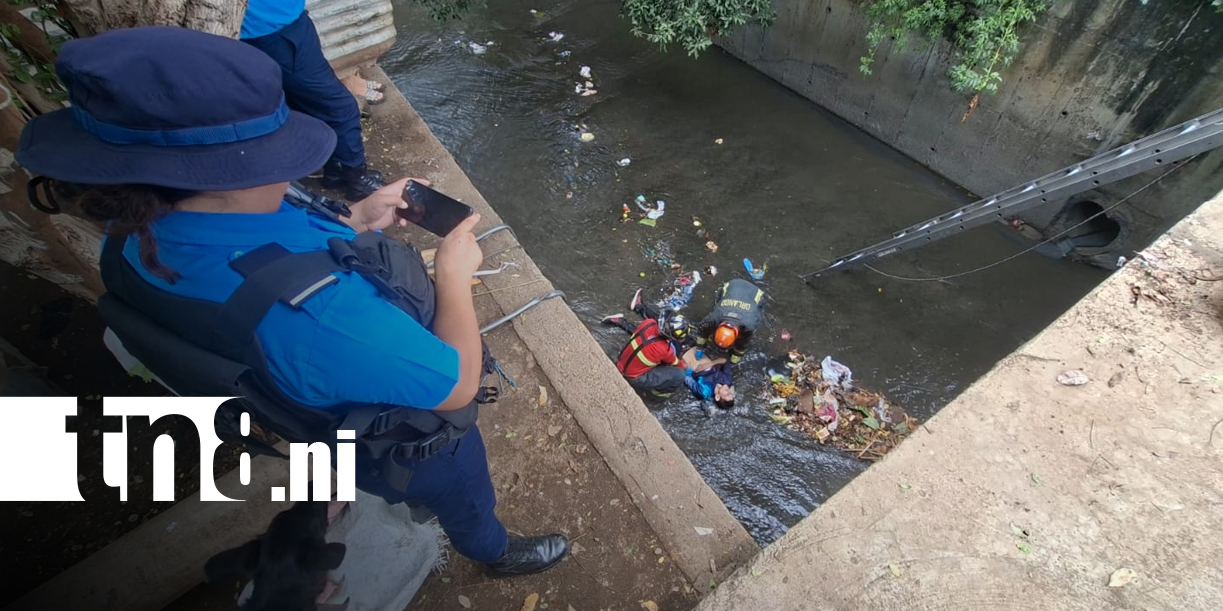 Foto: Bomberos rescatan a mecánico de un cauce en Managua/TN8
