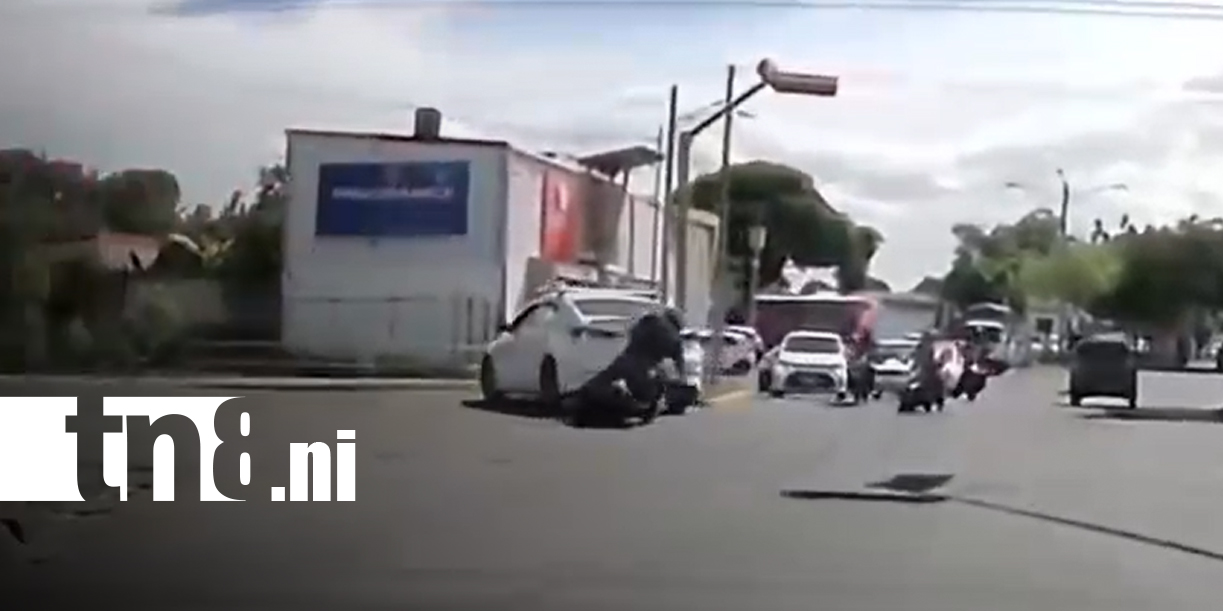 Foto: Motociclista colisiona contra un taxi en los semáforos de El Dorado/TN8