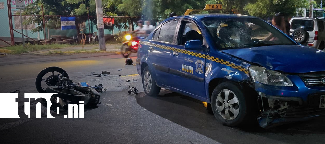 Foto: Fuerte accidente entre taxi y motocicleta deja un lesionado en Managua/TN8